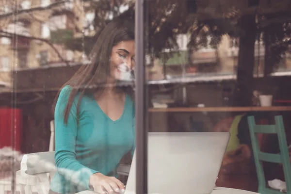 In venster is vrouw smilling — Stockfoto