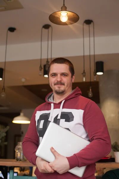 Homem fica com laptop — Fotografia de Stock