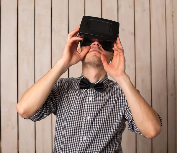 Homme en lunettes VR — Photo
