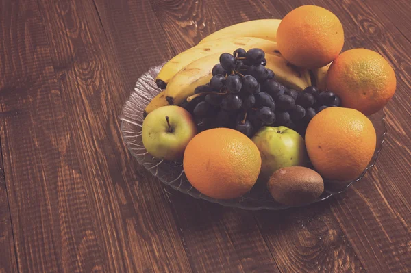 バナナ、オレンジ、りんご、ブドウ、皿に — ストック写真