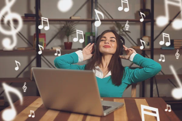 Mujer está disfrutando de la música —  Fotos de Stock