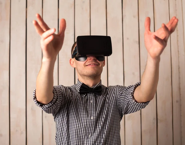 Человек в очках VR — стоковое фото