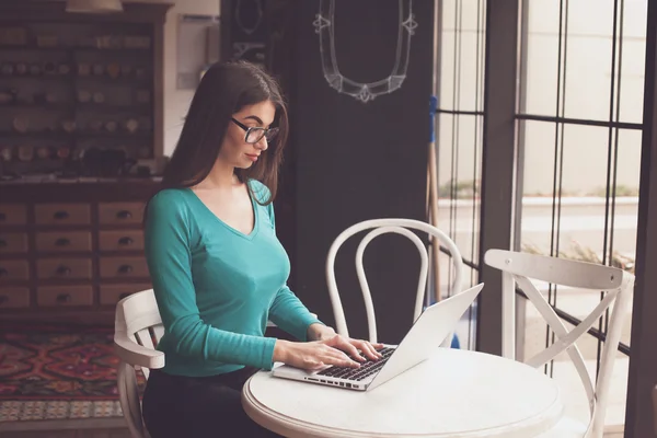 Frau in blau — Stockfoto