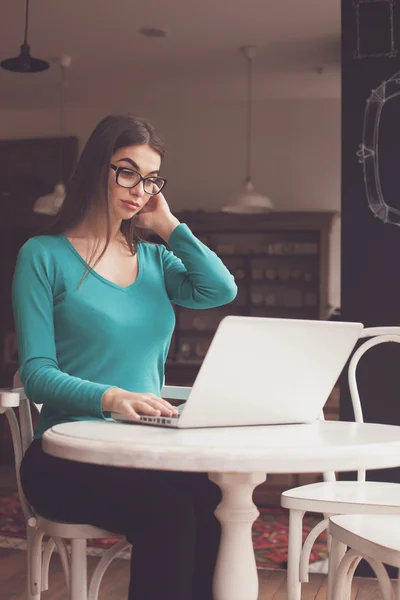 Libero professionista e computer portatile — Foto Stock