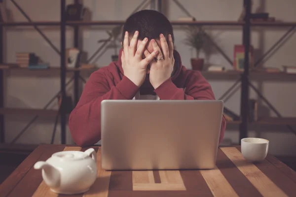 Laptop e homem cansado — Fotografia de Stock