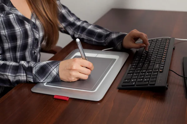 Retusche arbeitet im Büro — Stockfoto