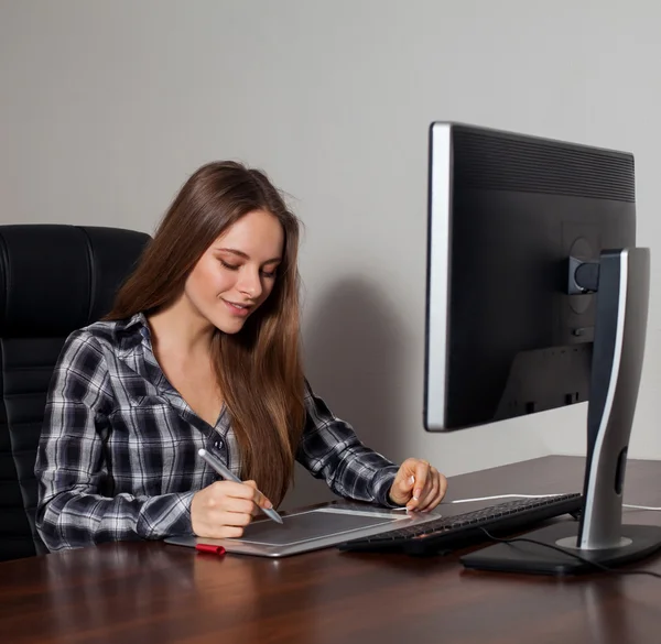 Retoucher works on computer — Stock Photo, Image