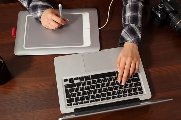 Retusche arbeitet im Büro — Stockfoto