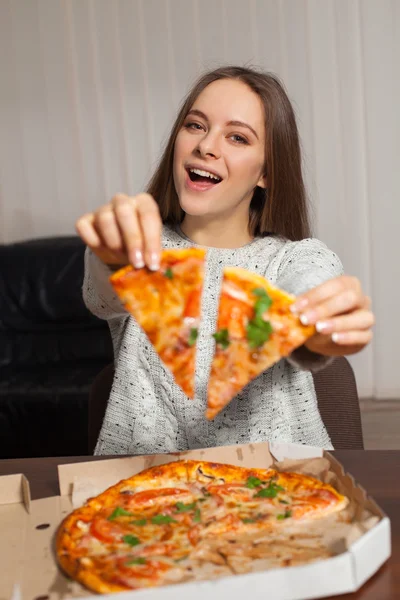 Vrouw met plakjes pizza — Stockfoto