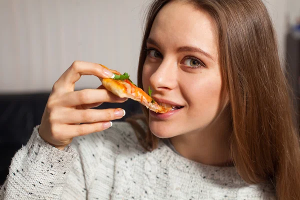 Mulher e pizza — Fotografia de Stock