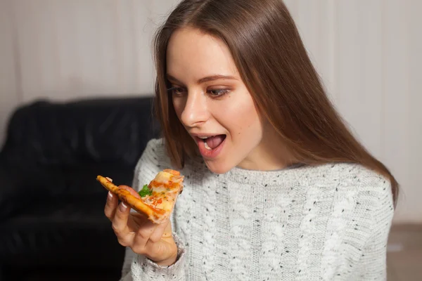 Mujer y pizza — Foto de Stock