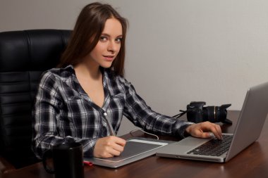 Retoucher ofiste çalışıyor