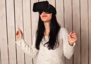 VR gözlüklü kadın