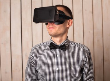 VR gözlüklü adam.