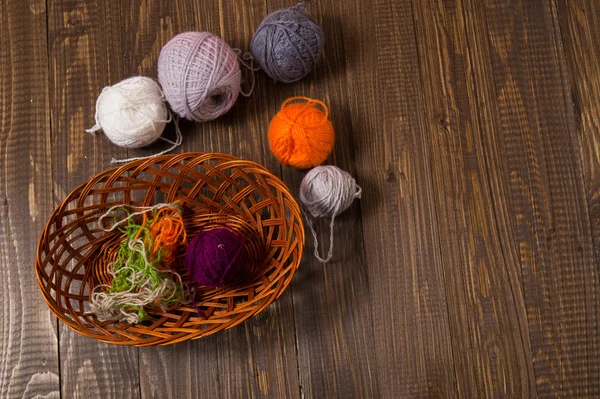 Clews in and around a basket — Stock Photo, Image