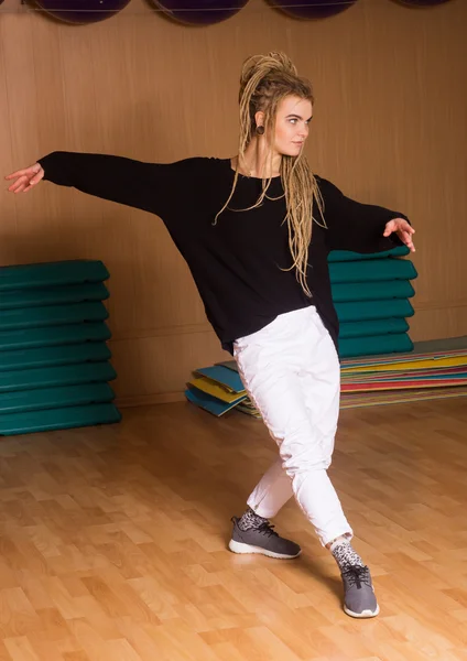 A dança está em pose de dança — Fotografia de Stock