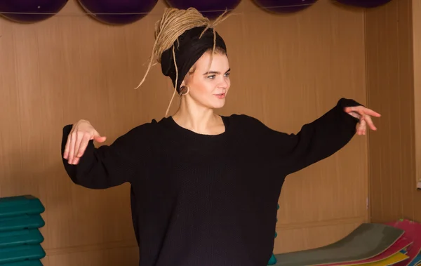 La bailarina está posando en movimiento — Foto de Stock