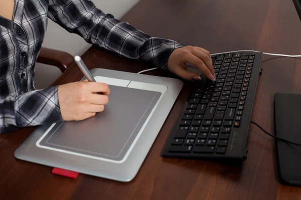 Retusche arbeitet im Büro — Stockfoto