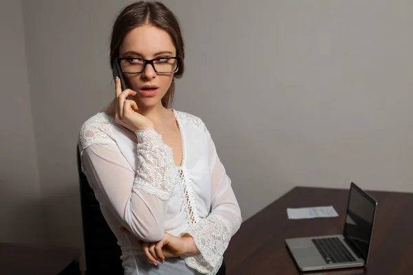 Secretaresse werkt in het kantoor — Stockfoto