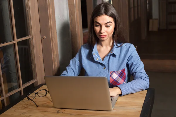 Donna ana laptop a tavola — Foto Stock