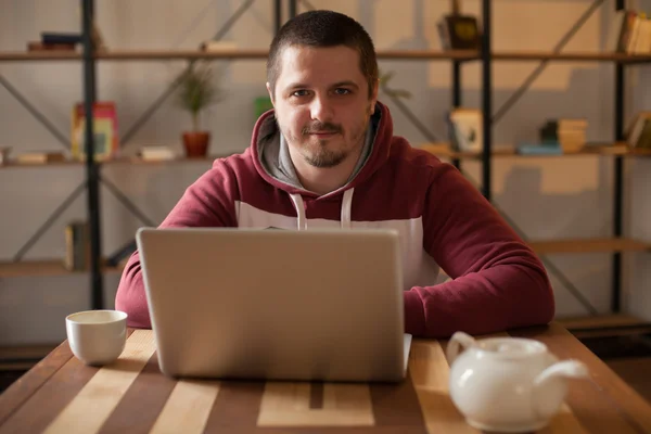 Laptop en man met kap — Stockfoto