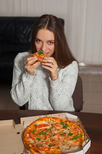 Женщина с пиццей — стоковое фото
