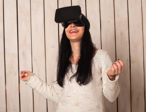 Kobieta w okularach VR — Zdjęcie stockowe