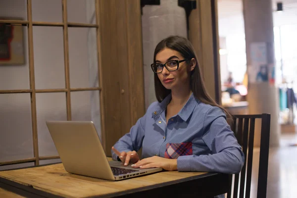 Mujer en silla —  Fotos de Stock