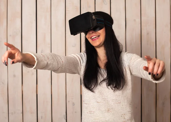 Kobieta w okularach VR — Zdjęcie stockowe