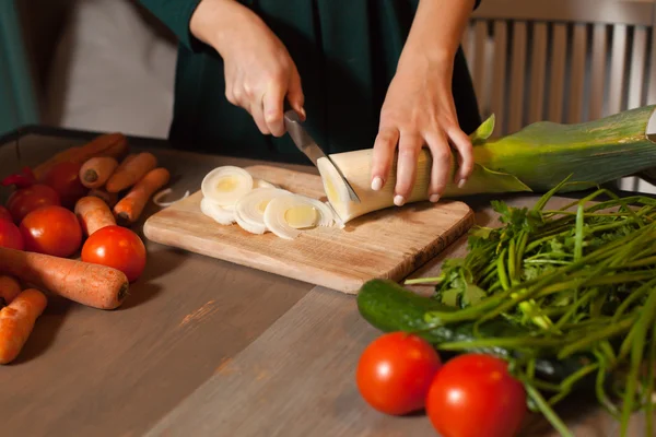 Von Frau wird Zwiebel geschnitten — Stockfoto