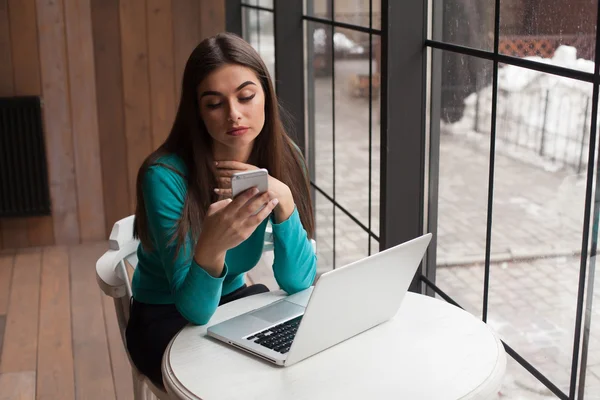 Vrouw typen op telefoon — Stockfoto