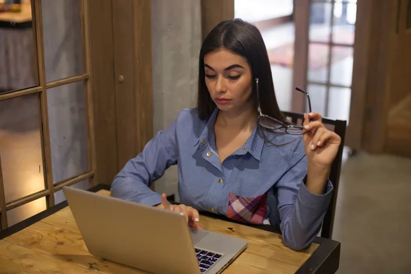 Woman at wood table — Stock Photo, Image