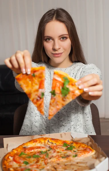 Žena s plátky pizzy — Stock fotografie
