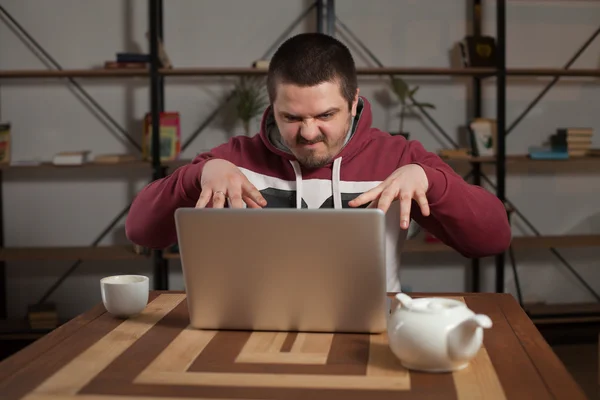 Веселий чоловік з ноутбуком — стокове фото