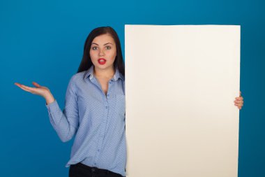 Tuval ve Mavili Kadın