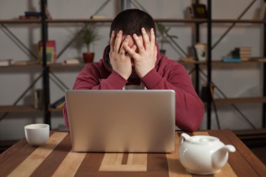 Laptop ve yorgun bir adam