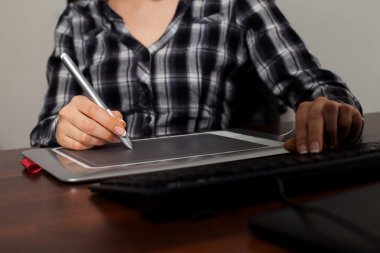 Retoucher ofiste çalışıyor