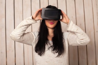 VR gözlüklü kadın