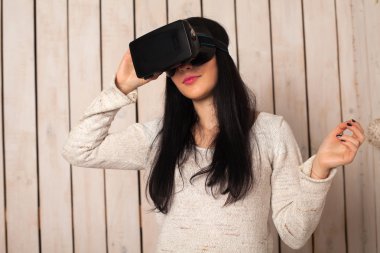 VR gözlüklü kadın