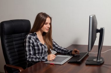 Retoucher ofiste çalışıyor