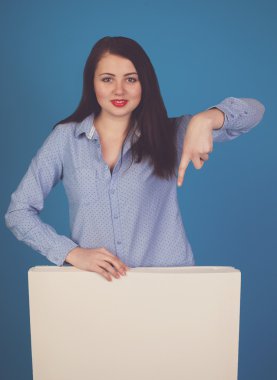 Mavi tuval ile karşı kadın