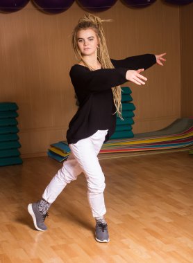 Poz dans şirin dansçı.