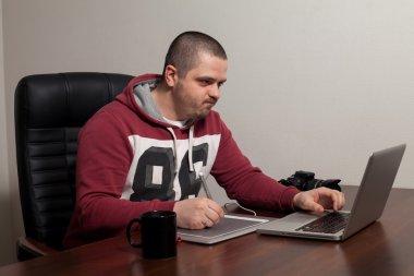 Retoucher ofiste çalışıyor