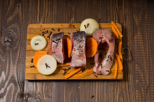 Auf Fisch sind Gewürze, Zwiebeln und Karotten — Stockfoto