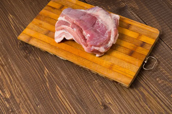 Schweinefleisch liegt auf Planke — Stockfoto