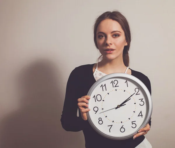 Vrouw met klok — Stockfoto