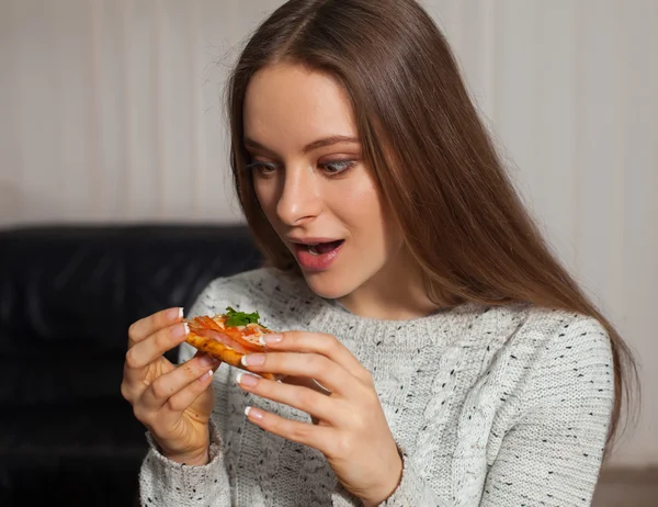 Vrouw en pizza — Stockfoto