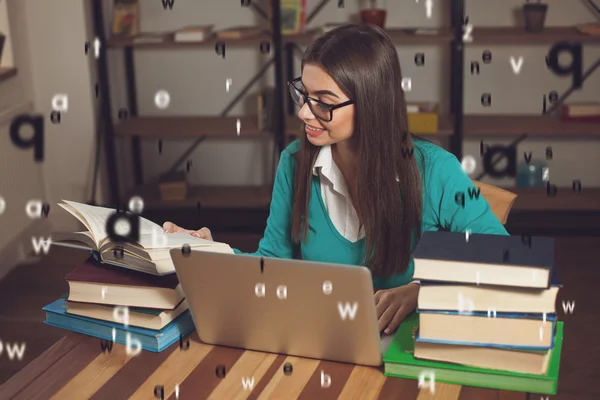 Frau mit aufgeschlagenem Buch — Stockfoto