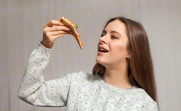 Pizza kadınla — Stok fotoğraf