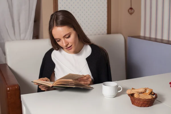 Mujer con libro y té —  Fotos de Stock